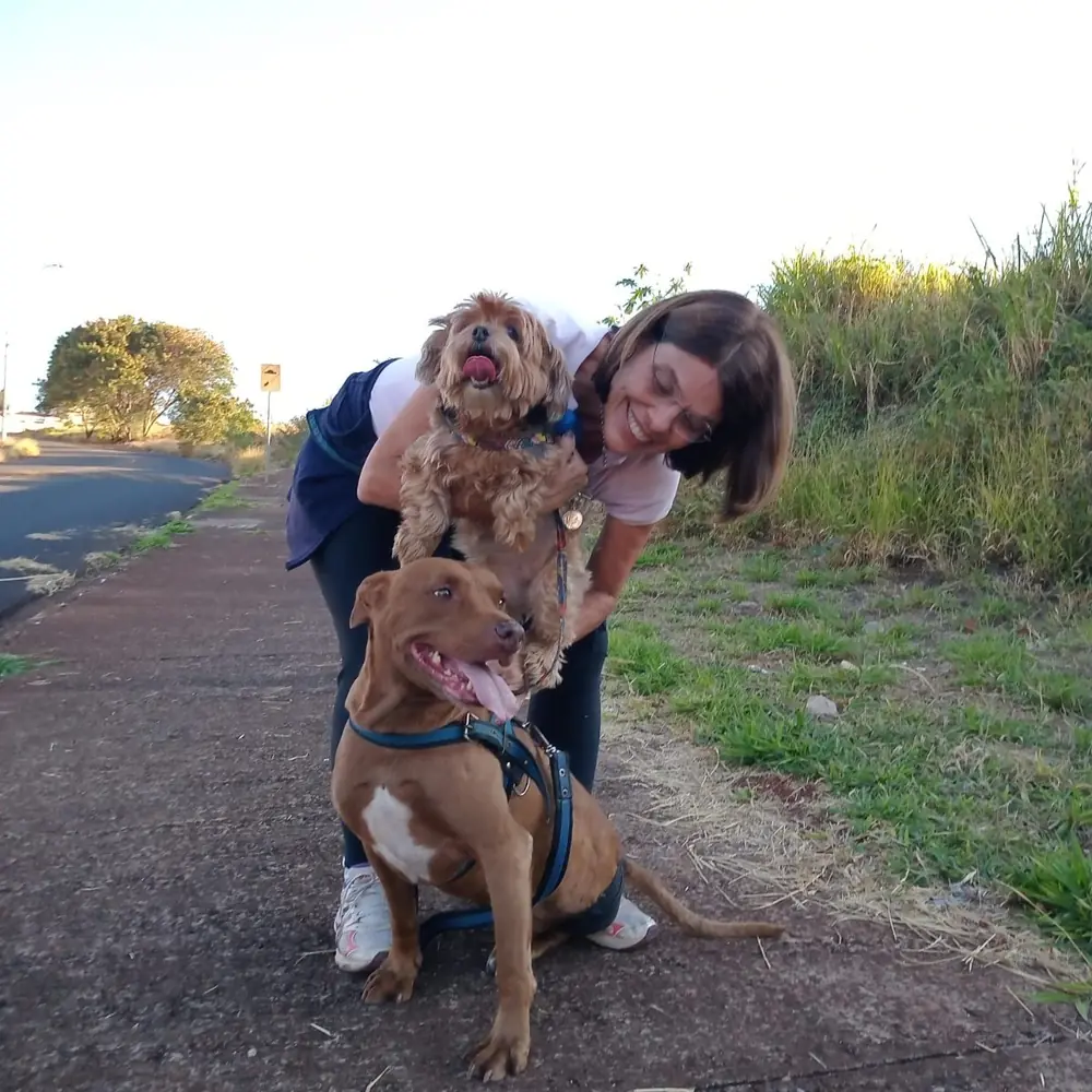 Tutora com seus dois cães em São Carlos, pacientes da Clínica Veterinária Quatro Patas